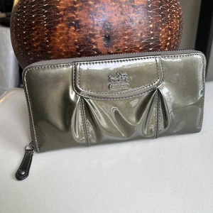 Coach Geldbörse Madison Clutch Zip Portemonnaie glänzend Lackleder Metallic Salbeigrün - Bild 1 von 8