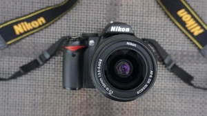 Nikon D3000 Digitalcamera mit Objektiv 18 - 55 mm - Bild 1 von 9
