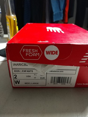 New Balance bambini taglia 2 IAARICB2 largo nuovo in scatola