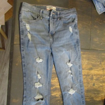 Pantalones de mezclilla desgastados rectos al tobillo tiro alto ajustados Abercrombie para niños talla 9/10 Foto 1 de 4