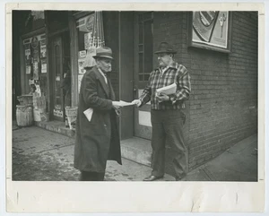 Man Handing Out Leaflets In USA During 1930s Strike - Press Photo - Picture 1 of 2