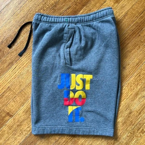 Nike Sportswear JDI Just Do It Swoosh Sweatshorts Herren mittelgrau X-Länge Fitnessstudio - Bild 1 von 15