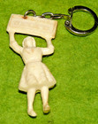 Ancien porte clés figurine petite fille chocolat Menier *3* blanche avec panneau