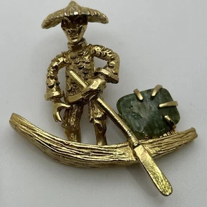 BSK Anstecknadel Brosche strukturiert gold asiatischer Mann Boot Natur Jade Stein signiert 80er Vintage 2" - Bild 1 von 9