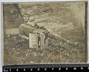 Cariñoso guapo joven atractivo soldado con acordeón foto antigua #968 - Imagen 1 de 3
