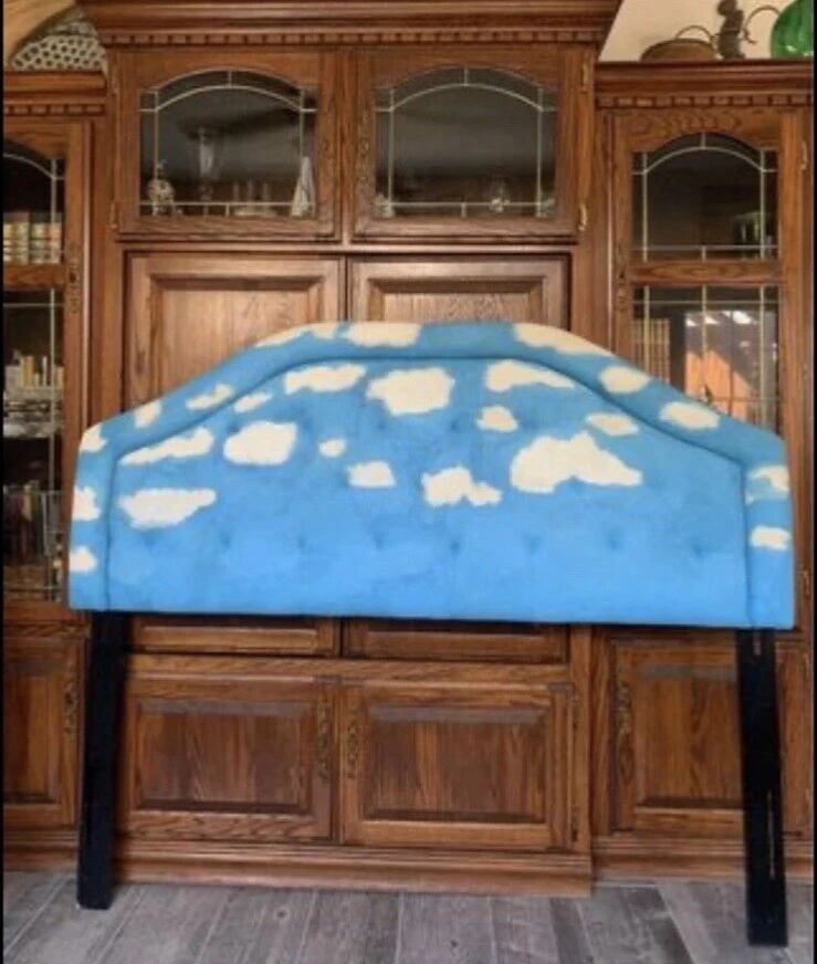 Cabecero tapizado Queen de nubes de tela acolchada pintada a mano único en su tipo Foto 1 de 3
