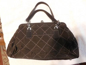 VERA BRADLEY BRAUNE SATINHANDTASCHE MIT KETTENGRIFF, NEU OHNE ETIKETT - Bild 1 von 6