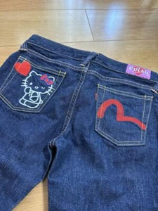 Jeans Denim EVISU JEANS × Ribete Hello Kitty DENIM Talla Limitada 25x 32 - Imagen 1 de 7