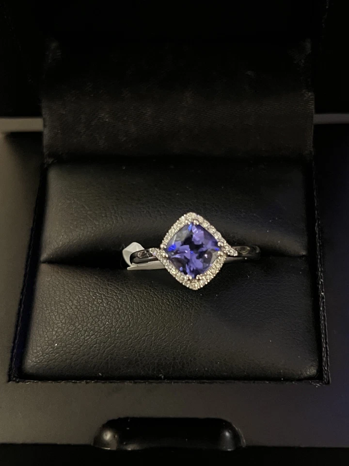 Anillo solitario de tanzanita AAAA de platino de 0,90 quilates RHAPSODY 950 talla 7 (4,12 g) Foto 1 de 3