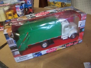 peterbilt model 335 garbage truck,trash,refuse,1/43,newray - Picture 1 of 6