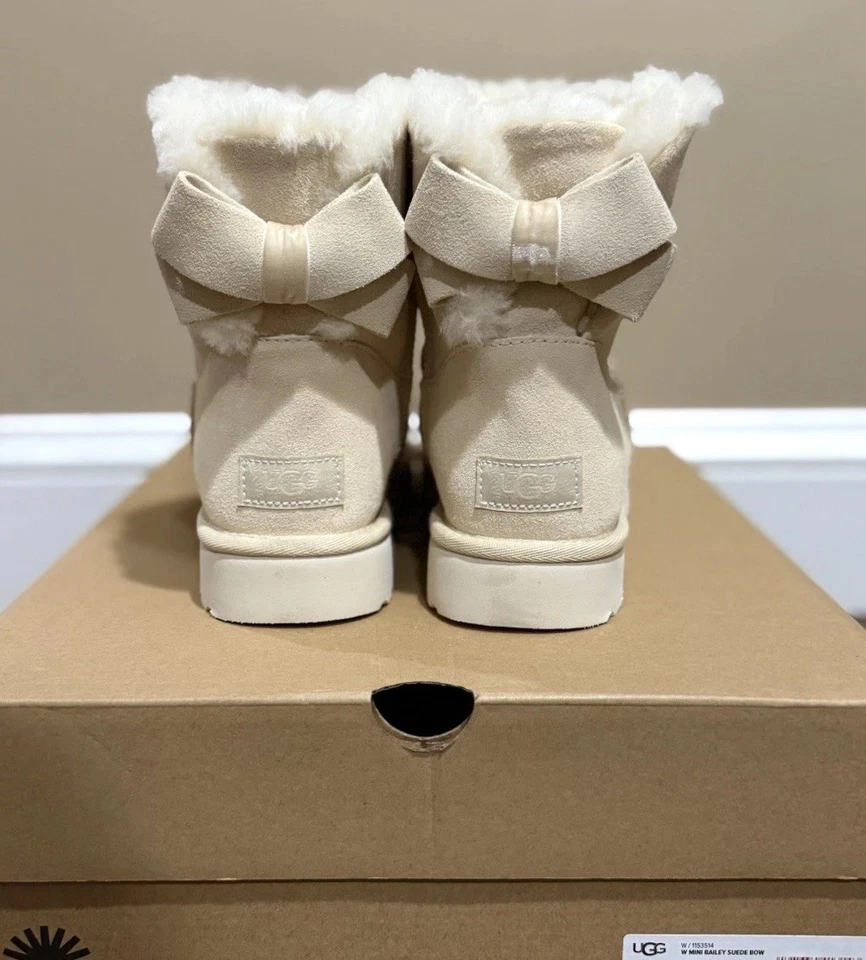 NUEVO EN CAJA Mujer UGG Talla 8 Mini Bailey Gamuza Arco Bota CRM Crema Marfil Foto 1 de 4