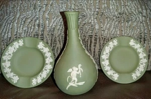 👀VINTAGE 1980 WEDGEWOOD Green Sage Jasperware "CUPID" Ashtrays - Bud VASE 👀 - Picture 1 of 12