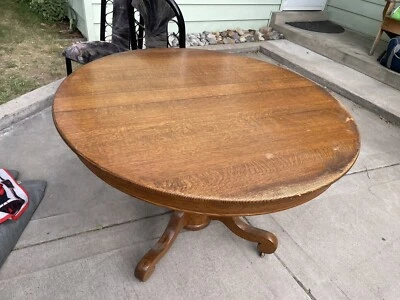 Mesa y sillas antiguas con pedestal de roble aserrado de cuarto Foto 1 de 4