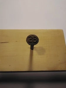 Clavo de fecha de amarre de ferrocarril histórico levantado # 1928 para herramienta de manipulación de pipa de tabaco. - Imagen 1 de 7