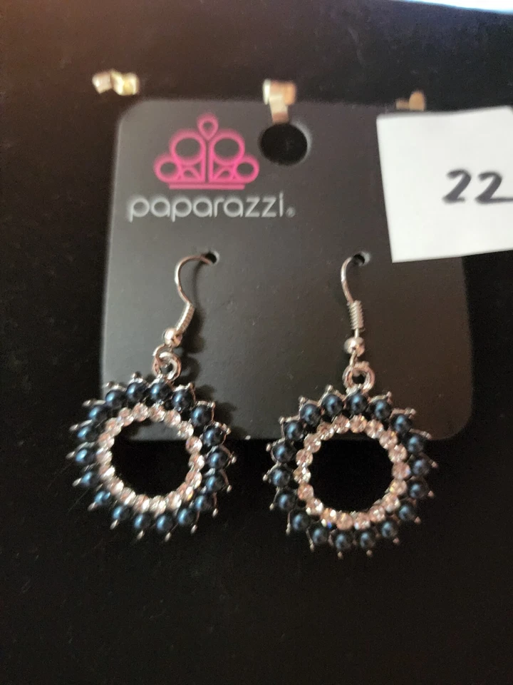 Серьги с голубым и белым камнем папарацци, окутанные сиянием, сняты с производства - Изображение 1 из 1