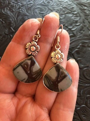 Brincos pendurados de prata preta com motivo de flor ornamentada de jaspe Picasso 2" - Imagem 1 de 4