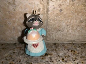 Adorno de recuerdo Hallmark 1991 ciruela delicioso tierno toques mapache #1575 - Imagen 1 de 8