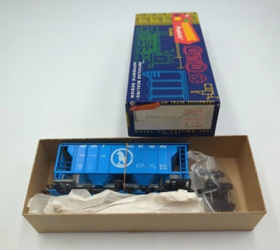 HO Scale Roundhouse # 1441, 2 Bay Covered Hopper, Great Northern, GN 71950 NOS - Image 1 of 4