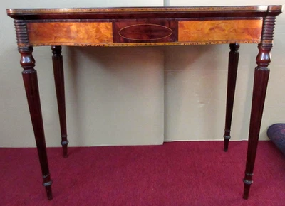 BONITA MESA DE CARTAS ANTIGUA BOSTON / COSTA NORTE FEDERAL CON INCRUSTACIONES DE ALTO ESTILO Foto 1 de 4