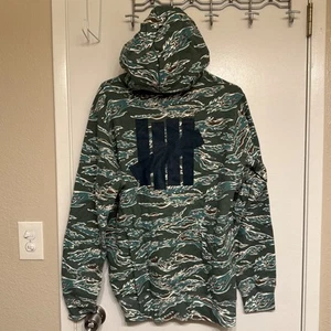 Undefeated Camouflage Skate Street Hoodie Size Medium - Picture 1 of 4