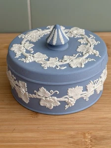 Vintage Wedgwood Blue Jasperware Round Trinket / Vanity Box With Vine Leaves - Picture 1 of 11