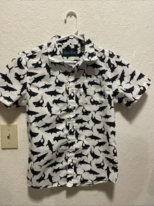 Camisa azul audaz con botones, talla M manga corta mezcla de algodón diseño de tiburón negro - Imagen 1 de 5