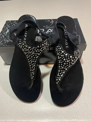 Rampage Wilma Sandalia Plana Correa T Negra con Tachuelas Plateadas, Talla 8.5 Foto 1 de 4