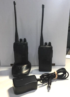 2 radios bidireccionales HYT TC-500U (2) UHF 16 canales 400-470 mhz con base de carga como están Foto 1 de 4