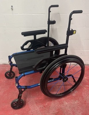 Helio C2 2018 silla de ruedas de fibra de carbono azul, llantas de mano de ajuste natural - sin respaldo de asiento Foto 1 de 4