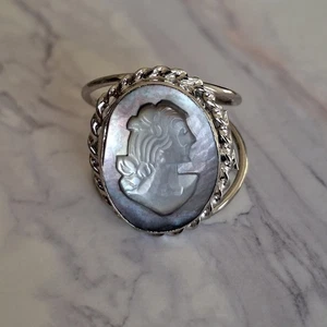 ANELLO CAMMEO MADREPERLA NATURALE PROFILO FEMININE ARGENTO 925 RODIATO  - Foto 1 di 4