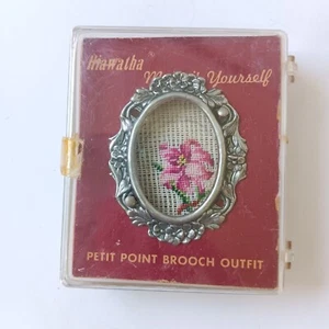 Broche Conjunto Vintage Hiawatha Reliquia Hazlo Tú Mismo Flor de Lirio Punto Pequeño - Imagen 1 de 9