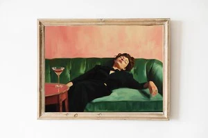 Mujer en sofá con estampado de Martini, decoración de bar de arte de cócteles, pintura al óleo estética - Imagen 1 de 2