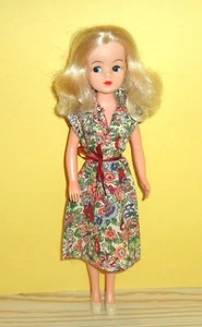 Vintage Pedigree Sindy Free 'n' Easy Dress With Cream Court Shoes 1982 - Picture 1 of 3