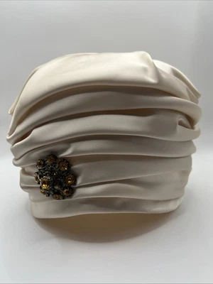 De Colección Marfil Satén Turbante Estilo Sombrero Con Disfraz Citrino Broche Detalle Hecho en Unión Foto 1 de 4