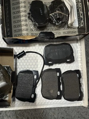 Juego de pastillas de freno delanteras traseras Akebono ACT518 ACT520 para Land Rover Range Rover 90-95 Foto 1 de 4