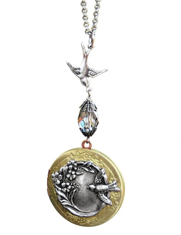 Collar medallón de vuelo de gorrión de latón y estaño Victorian Trading Co 28AH Foto 1 de 1