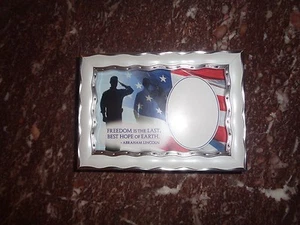 Musikalischer "God Bless America" 4x6 Bilderrahmen Schmuckkästchen MILITÄRFAMILIE - NEU - Bild 1 von 5
