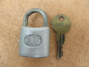 Vintage ILLINOIS Lock Company Padlock with 1 Key - Made in Chicago Illinois USA - Picture 1 of 8