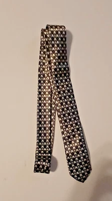 Black Tie Geek - Exclusivo de caja de botín, negro con personajes retro blancos del juego Foto 1 de 4