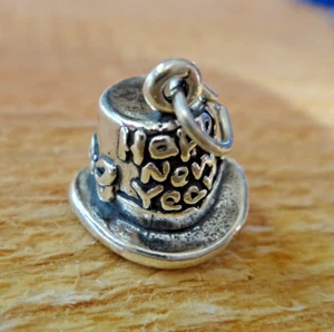 Dije de plata de ley 3D 11x13 mm dice feliz año nuevo en sombrero de copa - Imagen 1 de 6