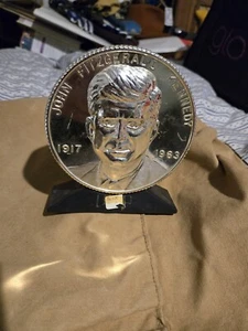 John F Kennedy Vintage Metall Münzbank 5" x 5 1/2 fehlende untere Abdeckung - Bild 1 von 5