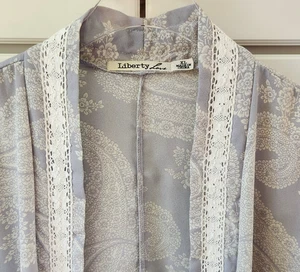 Chaqueta Topper Liberty Love Kimono XL Floral Encaje Ribete Festival Azul Gris Marfil - Imagen 1 de 10
