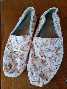 Women’s Toms size 7.5 Gray sloth pattern - Picture 1 of 3