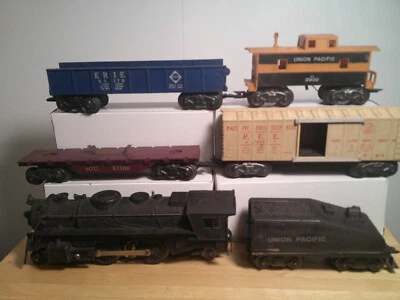 VINTAGE MARX #666 027 STEAM LOCO + 4 CAR  FREIGHT SET TESTED RUNS WELL - Image 1 of 4
