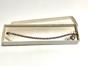 (C) Hermoso brazalete enchapado en oro de 18k con acento de diamantes genuinos y dije de corazón - Imagen 1 de 4