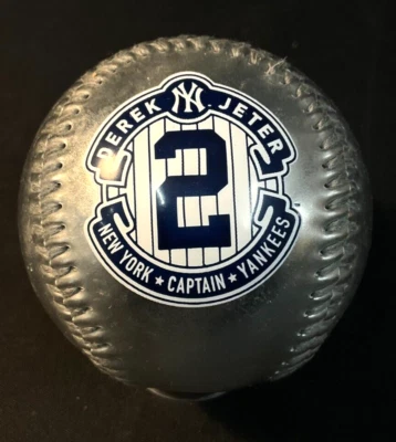 NY Yankees Derek Jeter Capitán Rawlings Plata Recuerdo Béisbol Coleccionable NUEVO Foto 1 de 4