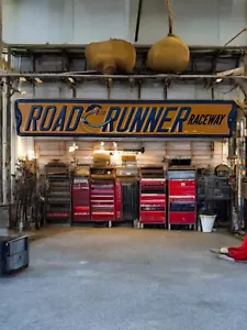 ROAD RUNNER RACEWAY Insegna in metallo stradale in rilievo Mopar, muscle car, uomo grotta, - Foto 1 di 6