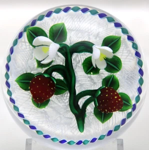Luscious Bob BANFORD Pair of Ripe STRAWBERRIES Torsade Art Glass PAPERWEIGHT - Picture 1 of 9