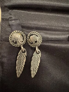 Vintage Indianerkopf Büffel Nickel mit Feder Ohrhänger - Bild 1 von 2