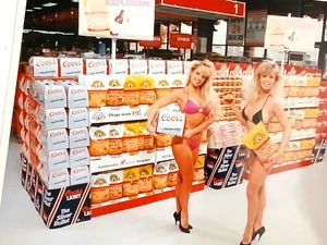 FOTO COORS HELLES BIER MÄDCHEN PROMO GLÄNZEND 8X10 VINTAGE - Bild 1 von 1